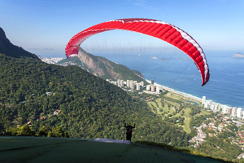 Decolagem de parapente na rampa da Pedra Bonita