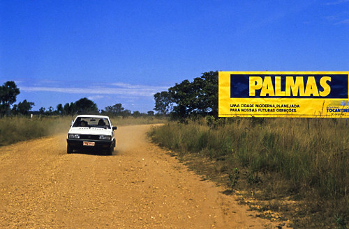 Placa em estrada de terra na área da nova capital do Estado criada em 1º de janeiro de 1989