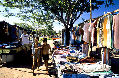 Comércio de roupas no antigo município de Miracema do Norte