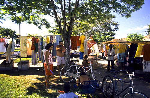 Comércio de roupas no antigo município de Miracema do Norte