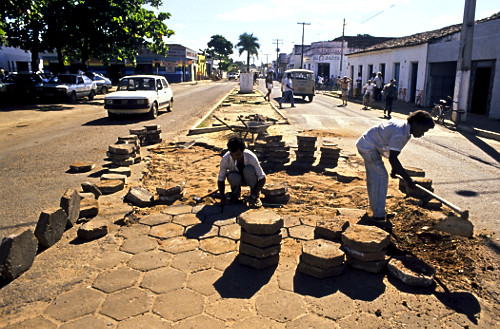 Obras no calçamento da avenida principal no antigo município de Miracema do Norte