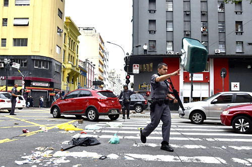 Confronto entre policiais e grevistas durante a greve geral contra as reformas da previdência e trabalhista p