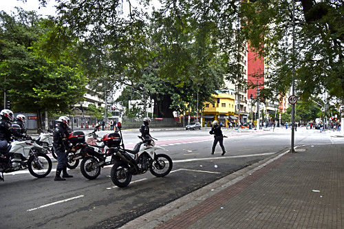 Confronto entre policiais e grevistas durante a greve geral contra as reformas da previdência e trabalhista p
