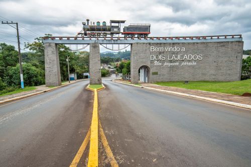 Pórtico da cidade cruzada pela Ferrovia do Trigo - ERS-431 - Serra Gaúcha