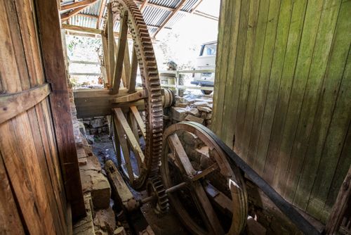 Engrenagem do Moinho Colonial de 1920 - moenda de pedra movido a água - em funcionamento