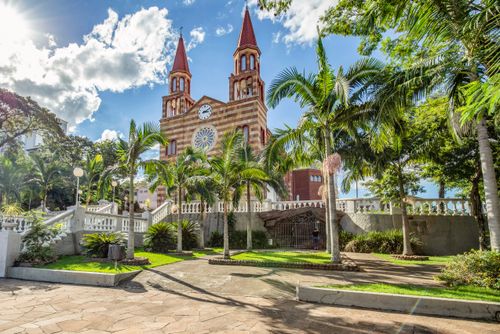 Igreja Matriz São Pedro com Memorial Santo Sudário - réplica do pano de linho que envolveu o corpo de Jesus