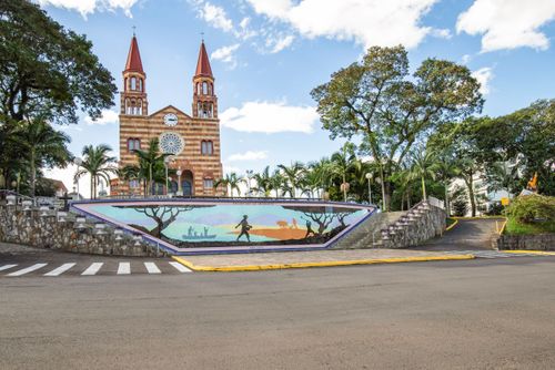 Painel ao Imigrante e Igreja Matriz São Pedro com Memorial Santo Sudário - réplica do pano de linho que env