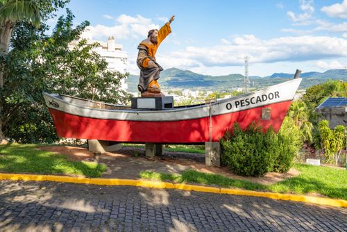 Monumento O Pescador - escultura do apóstolo São Pedro na praça da Matriz - Vale do Taquari
