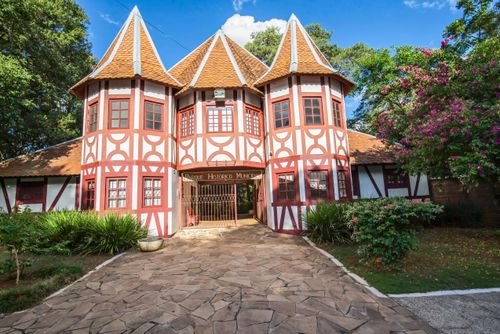 Entrada do Parque Histórico Municipal com construções que remetem à história da região e da imigração 