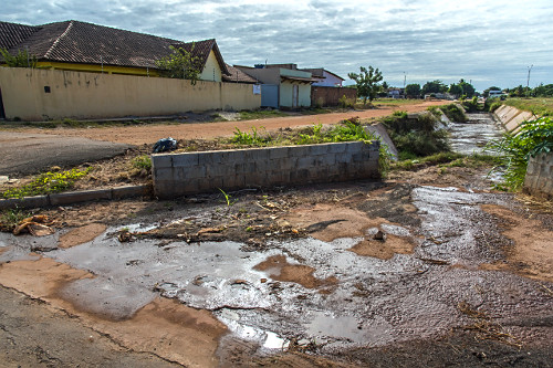 Rua residencial com rio seco canalizado - Rio dos Cachorros no bairro Loteamento Mimoso Doeste I