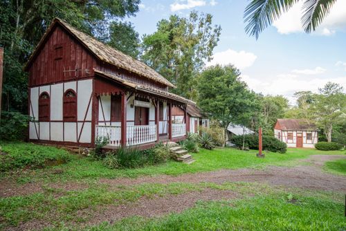 Parque Histórico Municipal com reconstrução de pequena comunidade com casas no estilo enxaimel - imigraçã