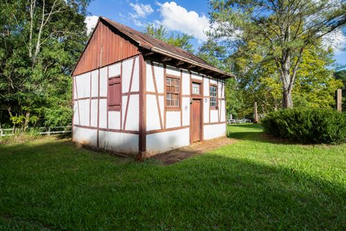 Reconstrução de pequena comunidade com casas no estilo enxaimel - imigração alemã