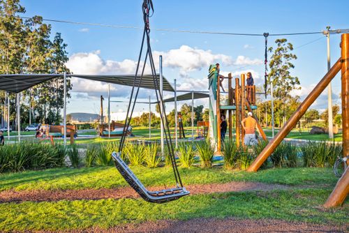 Jardim e parque infantil na orla do Rio Taquari - área recuperada após enchentes de 2024
