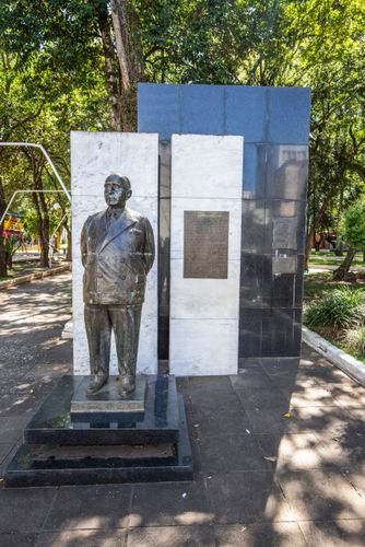 Escultura de Getúlio Vargas - obra de Rossini Rodrigues - praça XV de Novembro