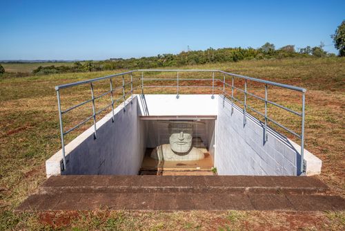 Anti-homenagem JAZ e Sua Justiça - obra de João Loureiro - instalada nas proximidades do Cemitério Municipa