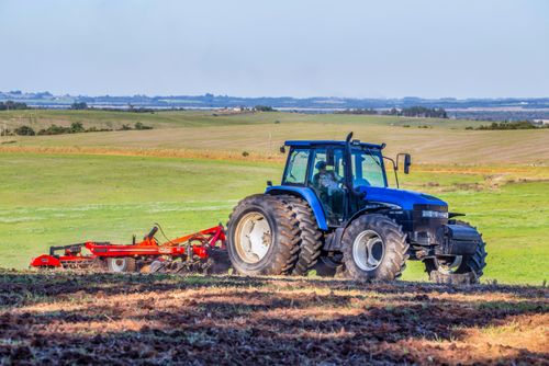 Agricultor preparando a terra 