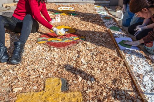 Voluntários decorando a entrada da Catedral Metropolitana Nossa Senhora da Conceição com tapetes de serrage