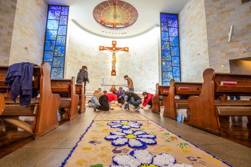 Voluntários decorando o interior da Catedral Metropolitana Nossa Senhora da Conceição com tapetes de serrag