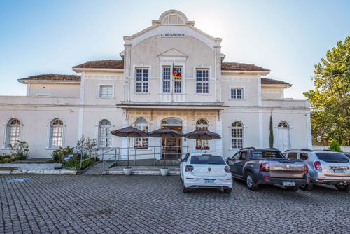 Fachada da estação ferroviária - ponto de partida do Trem do Pampa de passeio turístico que liga a estaç�
