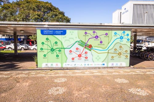 Painel informativo no Centro de Visitantes da Praça Internacional - projeto turístico Destino Binacional
