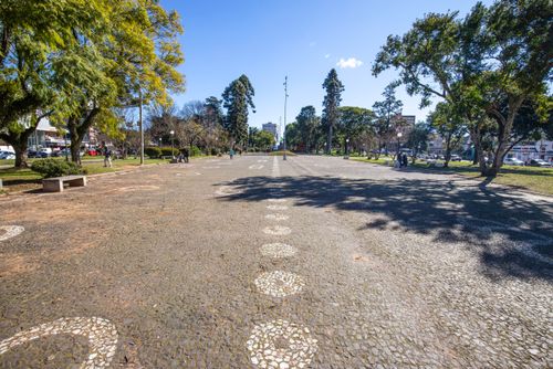 Linha marcada em pedra portuguesa que marca a fronteira na Praça Internacional - divisa entre Santana do Livr