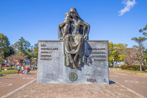 Monumento A Mãe de José Beloni no Parque Internacional - divisa entre Santana do Livramento - Brasil e River