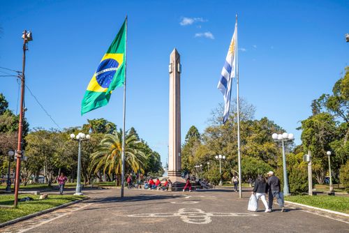 Obelisco e Bandeiras do Brasil e Uruguai na Praça Internacional - divisa entre Santana do Livramento - Brasil