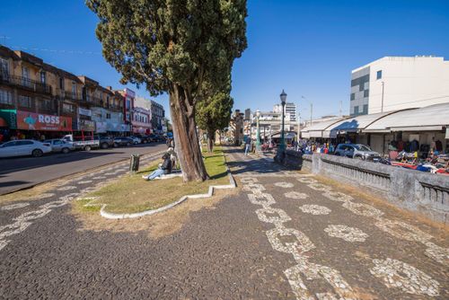 Comércio nas avenidas fronteiriças Bulevar 33 Orientales em Rivera- Uruguai à direita e João Pessoa em San
