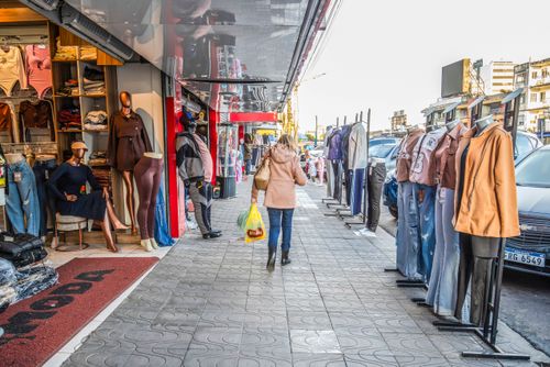 Loja de roupas na Avenida João Pessoa - região de fronteira entre Brasil e Uruguai à direita