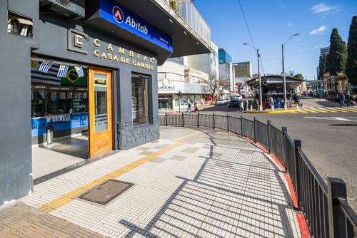 Casa de câmbio na Avenida Bulevar 33 Orientales - ao fundo Free Shop e camelódromo