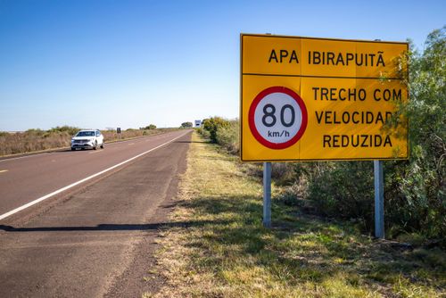 Placa de trecho com velocidade reduzida de 80 km/h na Rodovia BR-293 na Área de Proteção Ambiental do Ibira