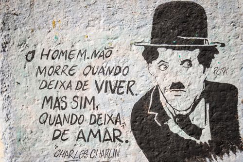 Grafite em parede - frase de Mark Twain frequentemente atribuída à Charles Chaplin