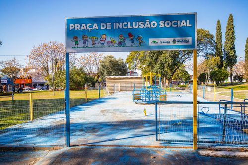 Praça de inclusão social - conta com brinquedos adaptados para uso de crianças com deficiências físicas n