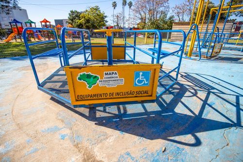 Equipamento de inclusão social na Praça de inclusão social com brinquedos adaptados para uso de crianças c