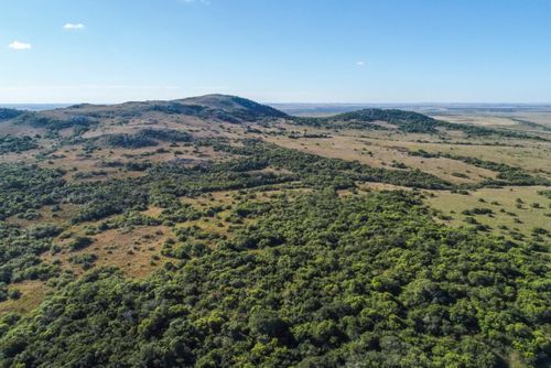 Vista de drone do Cerro do Jarau - cadeia de morros no pampa gaúcho