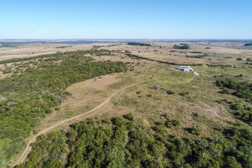 Vista de drone de propriedade rural na região do Cerro do Jarau 