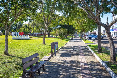 Passeio público e à esquerda letreiro Eu Amo Quaraí na Praça General Osório