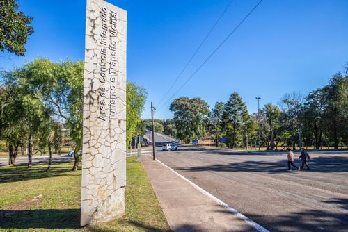 Área de controle integrado de turismo e trânsito vicinal no início da Ponte Internacional Bella Unión -/Ur