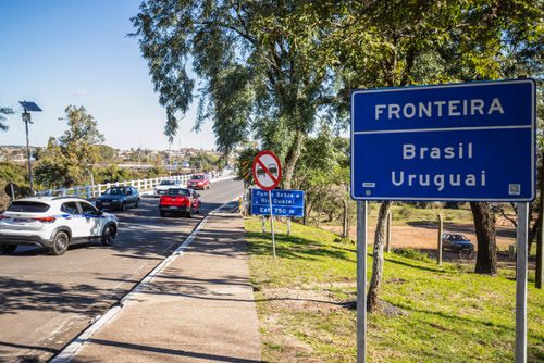 Placa da fronteira entre de Brasil e Uruguai na Ponte Internacional da Concórdia - conhecida por Ponte Quara