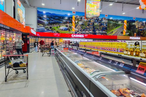 Pessoas em supermercado atacadista 
