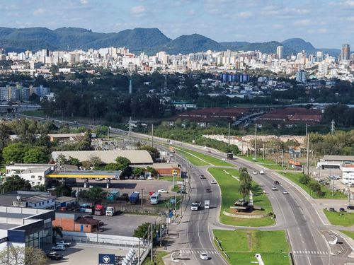 Vista de drone de trecho duplicado da Rodovia Doutor Mário Ortiz Vasconcelos BR-158 - edifícios ao fundo