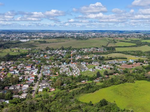 Vista de drone da expansão urbana desordenada sobre as áreas periféricas da cidade