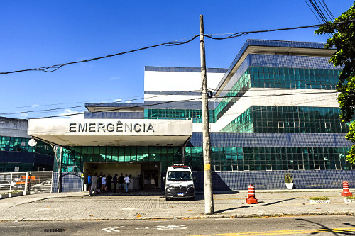 Emergência do Hospital Municipal Evandro Freire com ambulância na porta - bairro da Portuguesa - Ilha do Gov