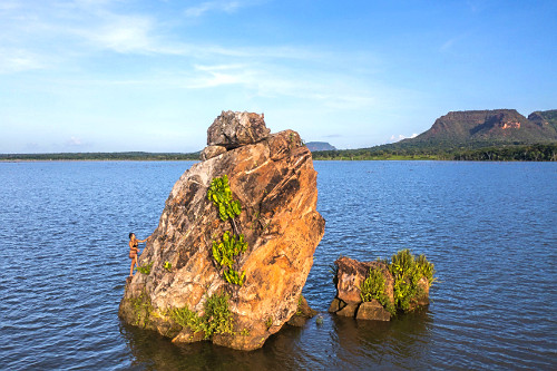 Vista de drone de turista escalando a Pedra Encantada no Rio Tocantins