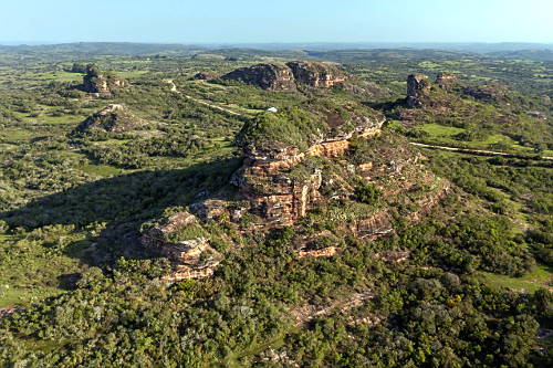 Vista de drone Geoparque Caçapava do Sul - guaritas de caçapava , formações rochosas de arenito e vales fo