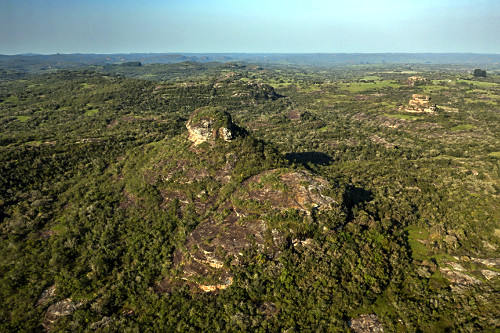 Vista de drone Geoparque Caçapava do Sul - guaritas de caçapava , formações rochosas de arenito e vales fo