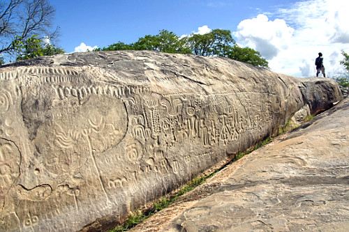 Itacoatiaras na Pedra do Ingá - sítio arqueológico - termo itacoatiara na língua tupi-guarani significa escrita ou desenho na pedra | Pulsar Imagens | Banco imagens do Brasil