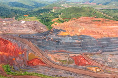 Vista aérea de cava de mineração de ferro - FLONA Floresta