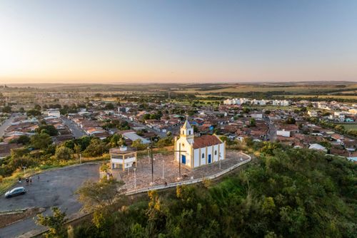 Vista de drone da Capela São João Batista situada no Morro São João - também denominado Morrinho - Colina
