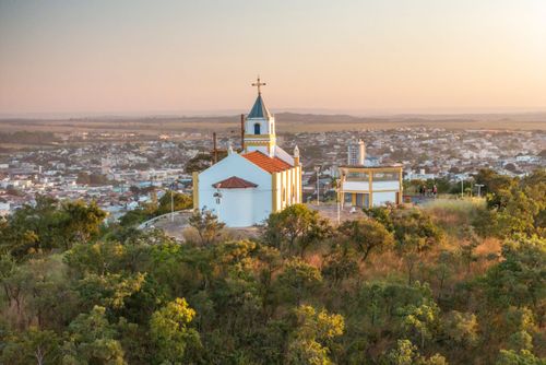 Vista de drone da Capela São João Batista ao entardecer - situada no Morro São João - também denominado M